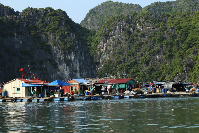 sejour vietnam authentique marche flottant halong